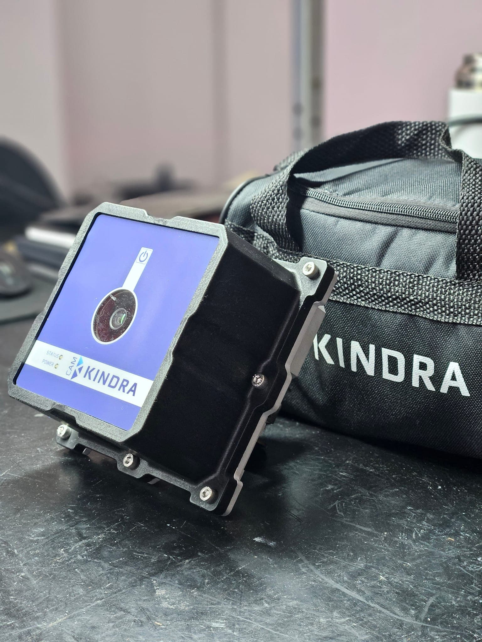 Câmera Kindra Count ao lado da bolsa de transporte